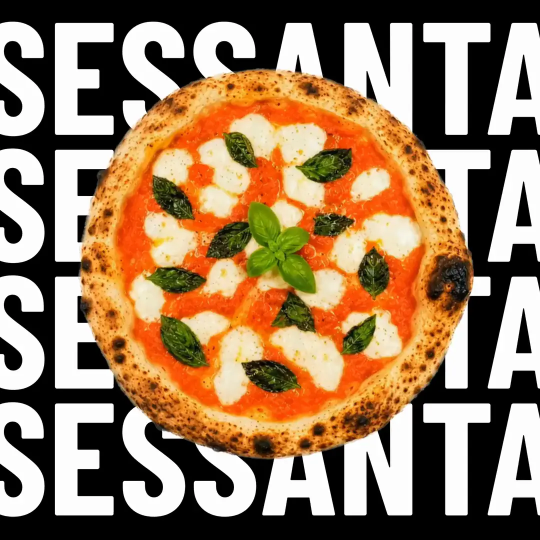 Neapolitanische Pizza von oben, mit luftigem, dunkel gebackenem Rand, vor dem groß wiederholten Schriftzug Sessanta.